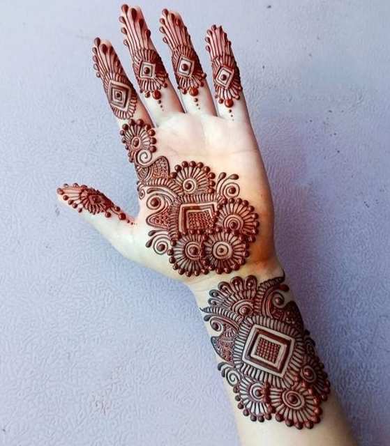 Stylish Mehndi Designs For Front Hand