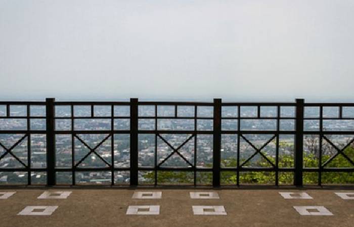 Zig-zag Steel Railing Design